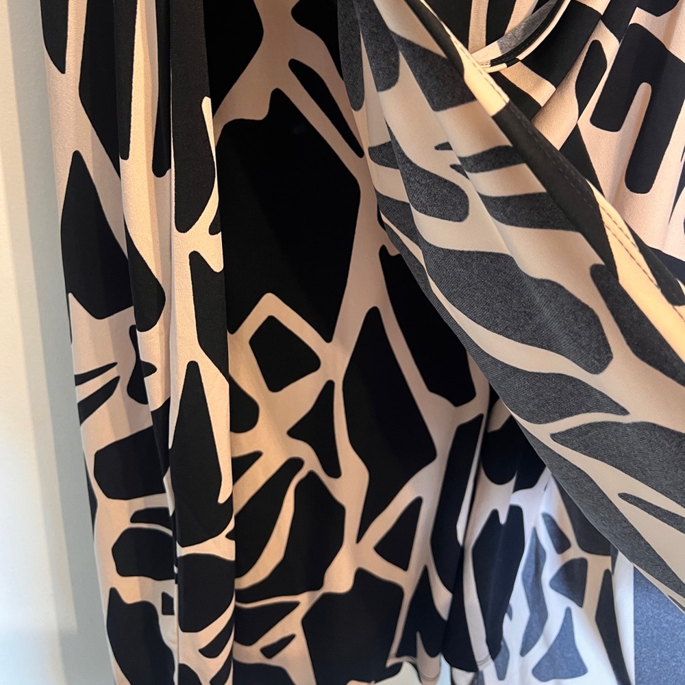 Gilli Black and Beige Abstract-Print Long Sleeve Faux Wrap Dress - Picture 7 of 8